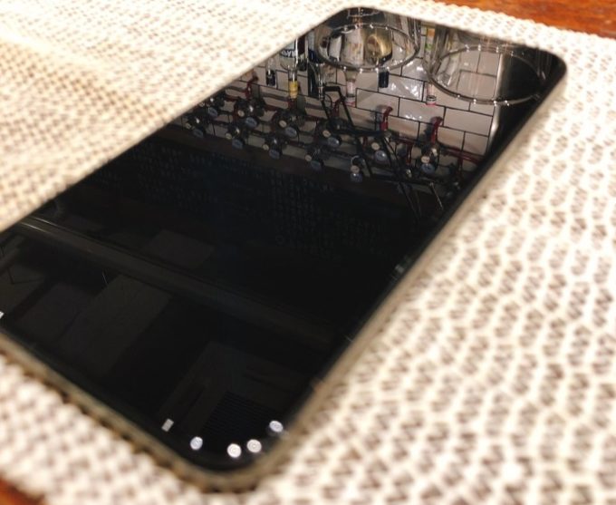 スマホガラスコーティングとはどの程度の美しさになるか検証